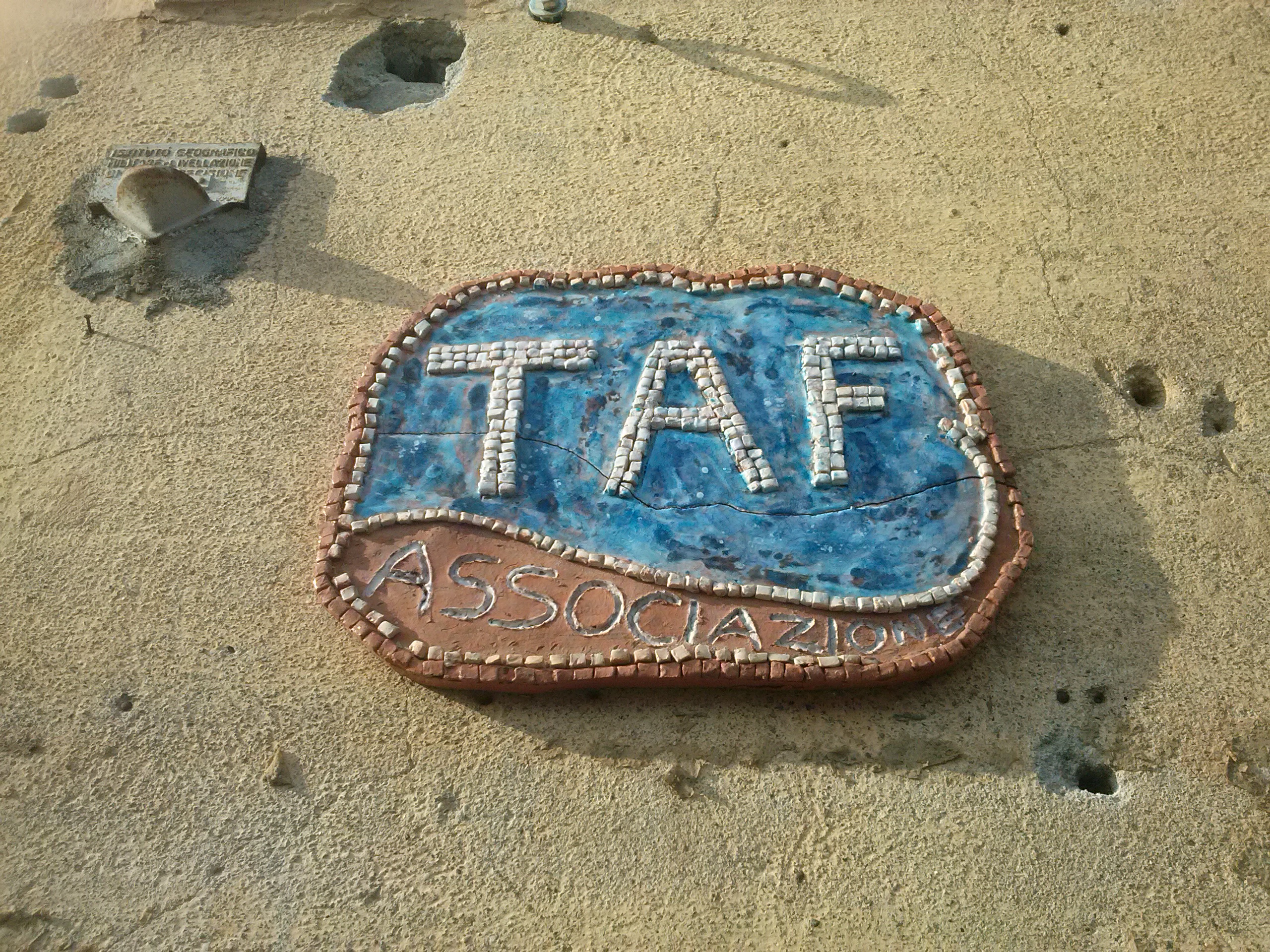 targa in ceramica con scritta TAF